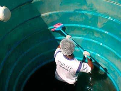 Caixa d'água de 10.000 litros durante a  limpeza.