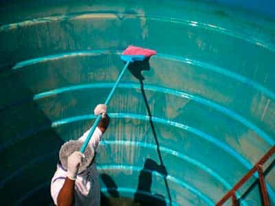 Caixa d'água de 10.000 litros durante a  limpeza.